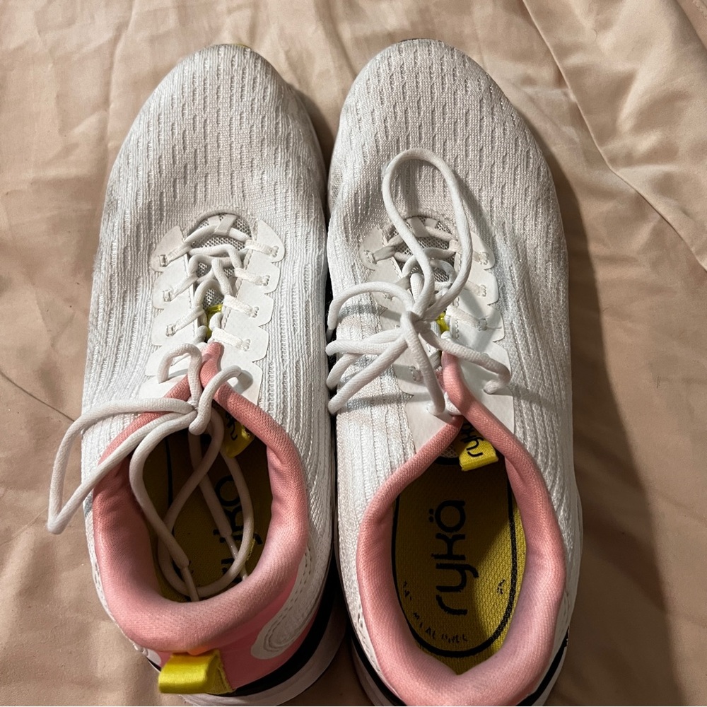 Athletic shoes